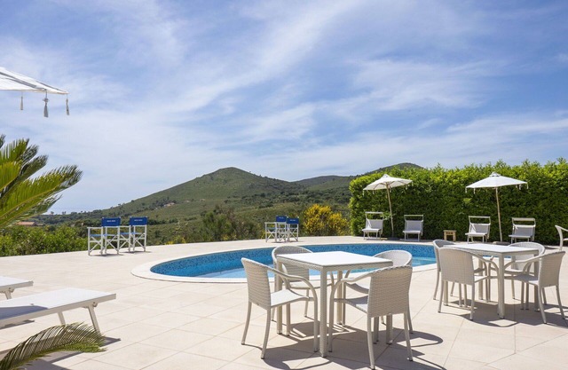 Wonderful private villa for 11 guests with A/C, pool, WIFI, TV, patio, pets allowed and parking