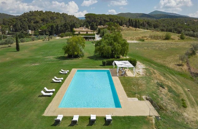 Wonderful private villa with private pool, WIFI, A/C, TV, pets allowed, panoramic view and parking