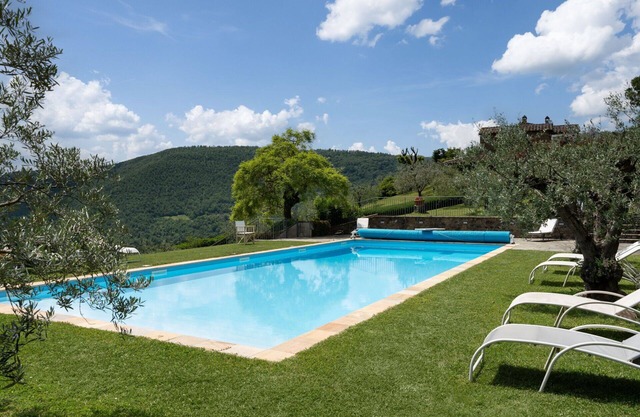 Wonderful private villa with A/C, WIFI, private pool, hot tub, TV, terrace, parking, close to Arezzo