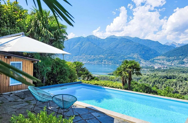 Wonderful private villa with private pool, WIFI, TV, patio, pets allowed, panoramic view and par.