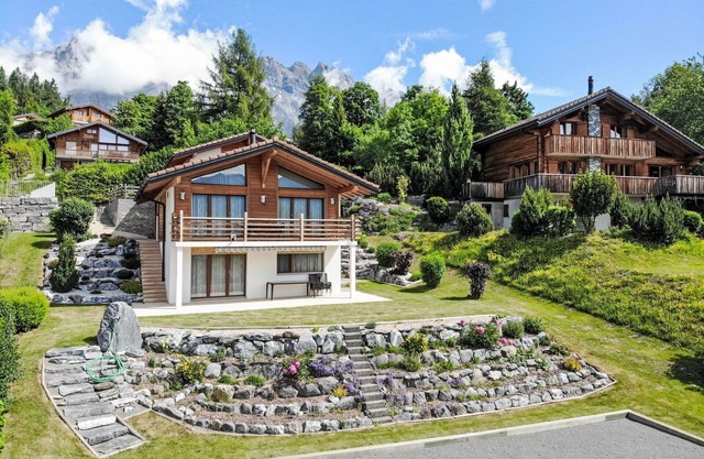 Wonderful private villa with WIFI, TV, terrace, pets allowed, panoramic view and parking