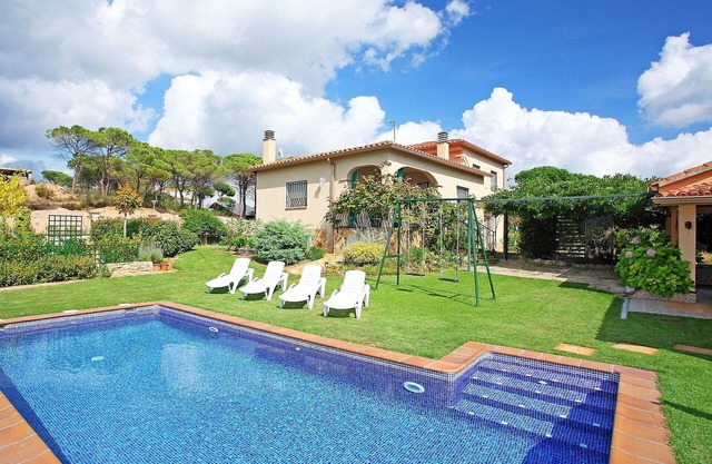 Wonderful private villa for 6 guests with private pool, WIFI, TV, patio, pets allowed and parking