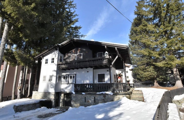 Wonderful private villa for 9 guests with hot tub, WIFI, TV, balcony, pets allowed and parking