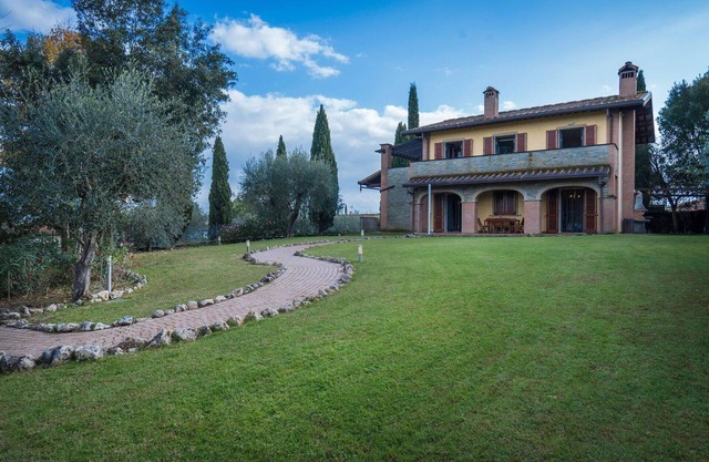 Wonderful private villa with hot tub, A/C, private pool, WIFI, TV, balcony, pets allowed and par.