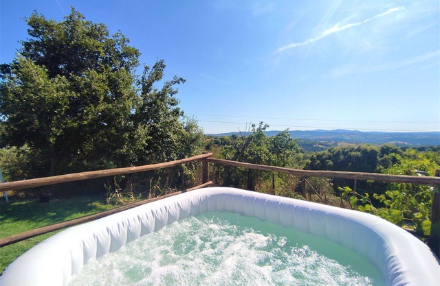 Wonderful private villa with hot tub, WIFI, TV, terrace, pets allowed, panoramic view and parking
