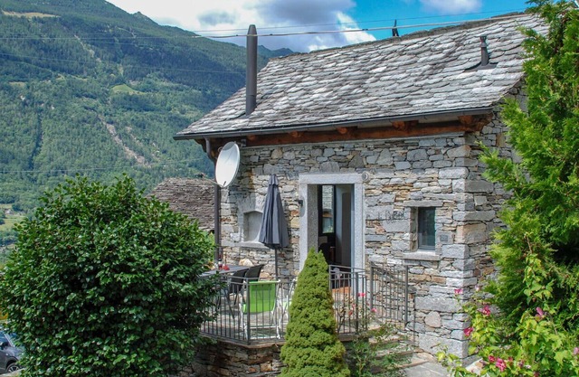 Wonderful private villa for 4 guests with WIFI, TV, patio, pets allowed, panoramic view and park...