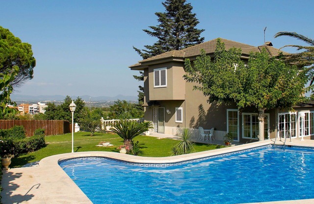 Wonderful private villa for 13 guests with A/C, private pool, WIFI, TV, patio and parking