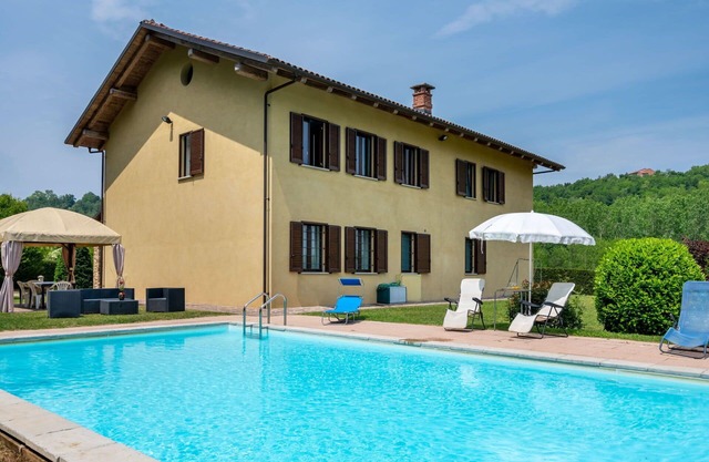 Wonderful private villa with WIFI, hot tub, private pool, TV, patio, pets allowed and parking