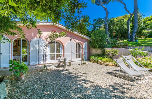 Wonderful private villa for 2 guests with WIFI, A/C, TV, patio and parking
