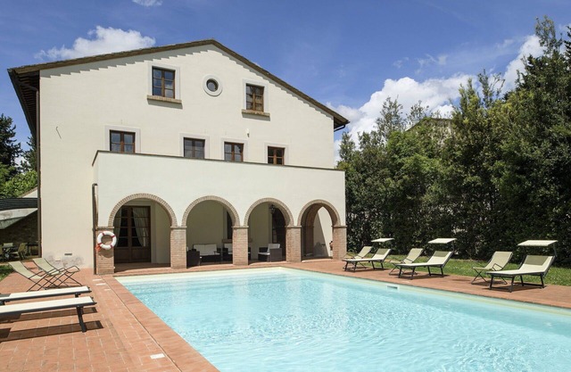 Wonderful private villa for 10 guests with WIFI, A/C, private pool, hot tub, TV, patio and parking
