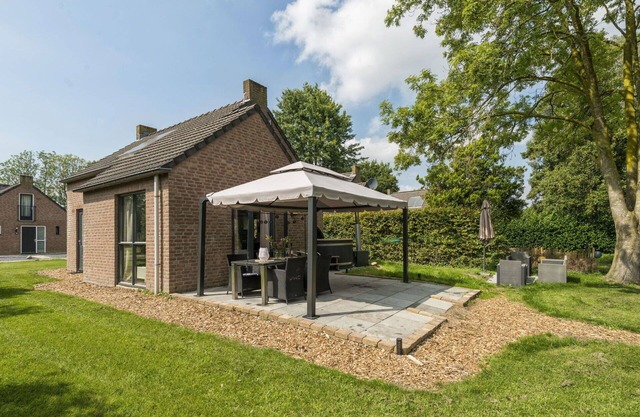 Wonderful private villa for 6 guests with hot tub, WIFI, pool, TV, patio, pets allowed and parking