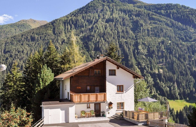 Wonderful private villa for 10 people with WIFI, TV, balcony and parking