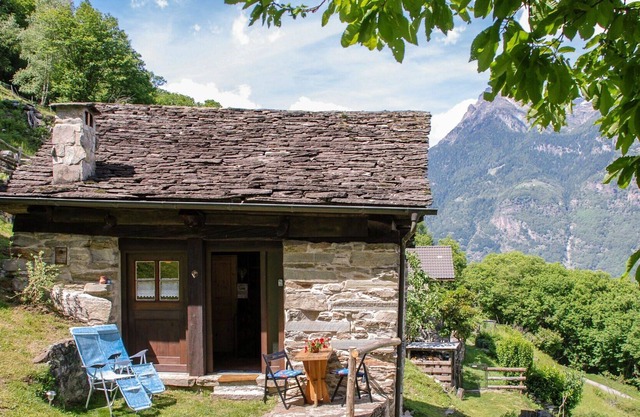Wonderful private villa for 2 people with TV, patio, pets allowed and panoramic view