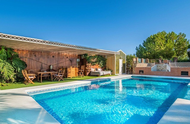 Wonderful private villa with private pool, A/C, hot tub, WIFI, TV, patio, pets allowed and parking