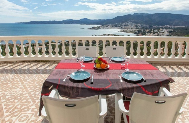 Wonderful private villa for 4 people with TV, terrace, panoramic view and parking