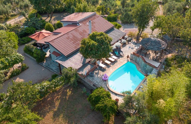 Wonderful private villa for 8 guests with private pool, WIFI, TV, patio, pets allowed and parking