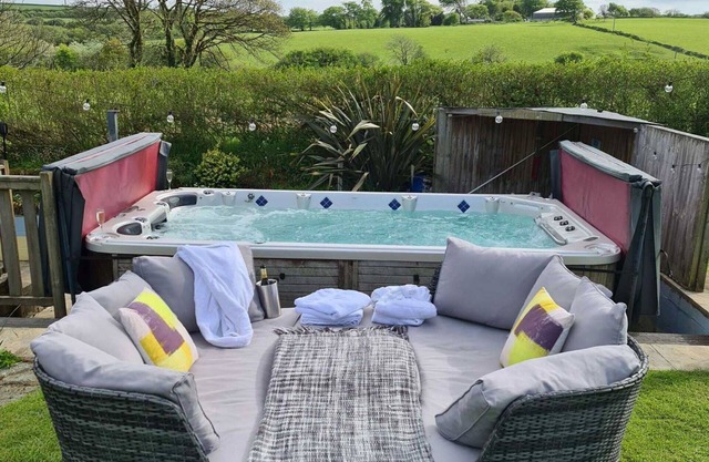 Wonderful private villa for 4 people with hot tub, WIFI, TV, patio, panoramic view and parking