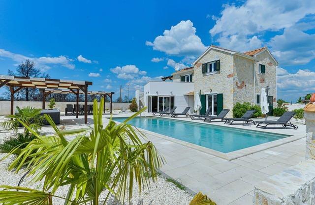 Wonderful private villa for 10 guests with hot tub, private pool, WIFI, A/C, TV, patio and parking