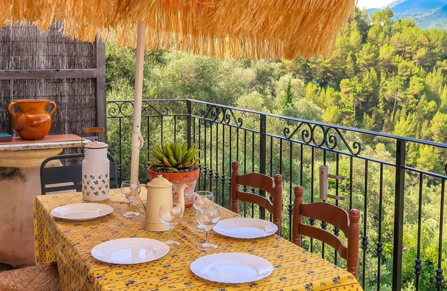 Wonderful private villa for 4 people with TV, balcony, pets allowed, panoramic view and parking