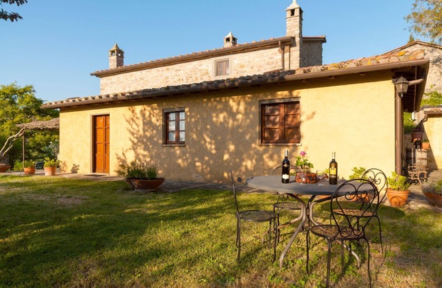 Wonderful private villa for 9 people with WIFI, private pool, TV, veranda, pets allowed and park.