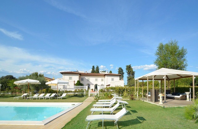 Wonderful private villa with private pool, WIFI, hot tub, A/C, TV and parking, close to Florence