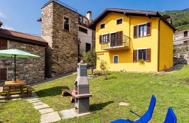 Wonderful private villa for 4 people with hot tub, WIFI, TV, patio, pets allowed and parking