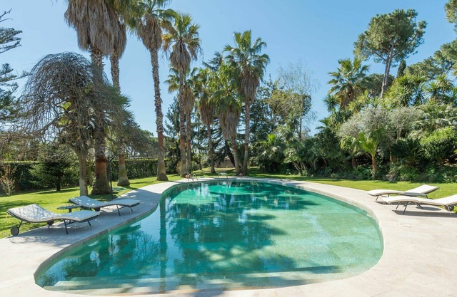 Wonderful private villa with hot tub, A/C, WIFI, private pool, TV, patio, pets allowed and parking