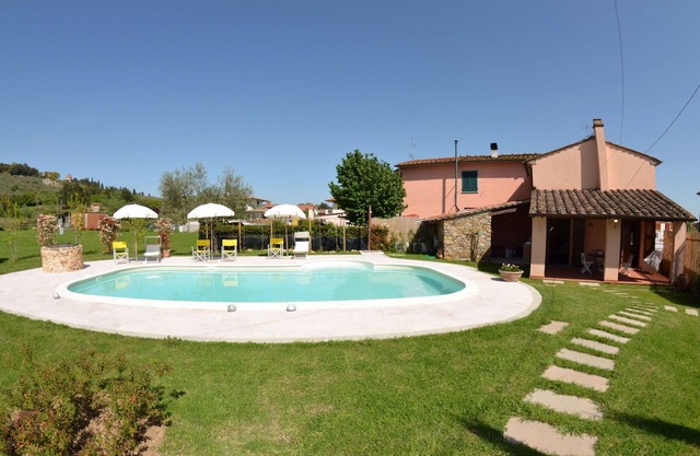 Wonderful private villa with WIFI, private pool, A/C, veranda, pets allowed, parking, close to Lucca