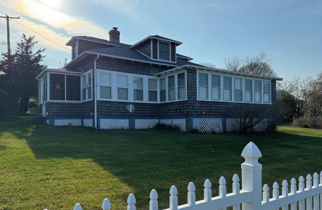 Wonderful Prudence Island Cottage with 180 Degree View of Narragansett Bay