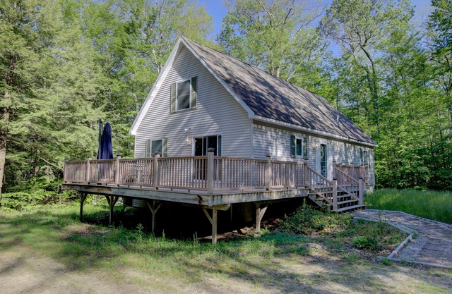 Wonderful Retreat in the Trees W/ Fast WiFi, Furnished Deck, Fireplace & More