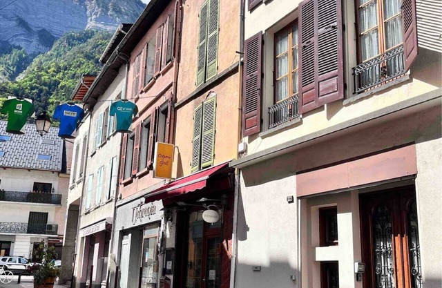 WONDERFUL SPACIOUS TOWN HOUSE - SLEEPS 10
