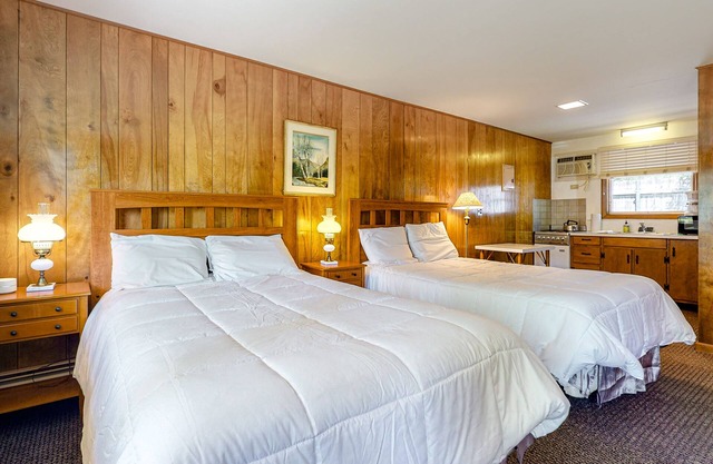 Wonderful studio steps from the bay w/free WiFi, kitchenette, great water views