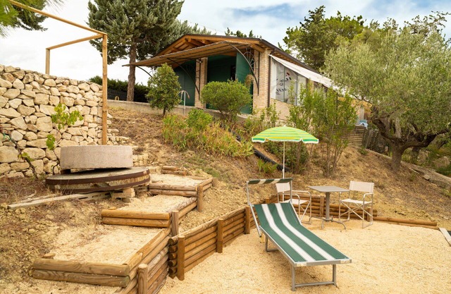 Wonderful villa with WIFI, A/C, hot tub, patio, pets allowed, panoramic view and parking