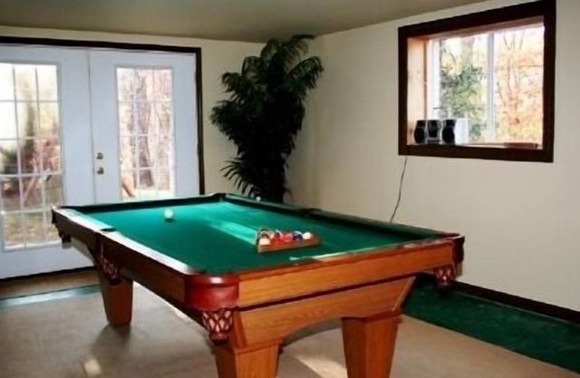 WONDERFUL VIEWS, 5 Bedroom, sleeps up to 14, Skiing, Billiards, Ping Pong, Large Hot Tub, Campfir...