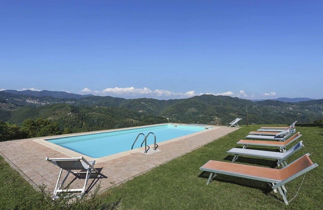 Wonderful villa with private pool, WIFI, TV, veranda, panoramic view and parking, close to Lucca