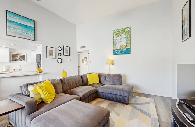 Wonderful waterfront condo with pool, private balcony & fast WiFi - dog-friendly