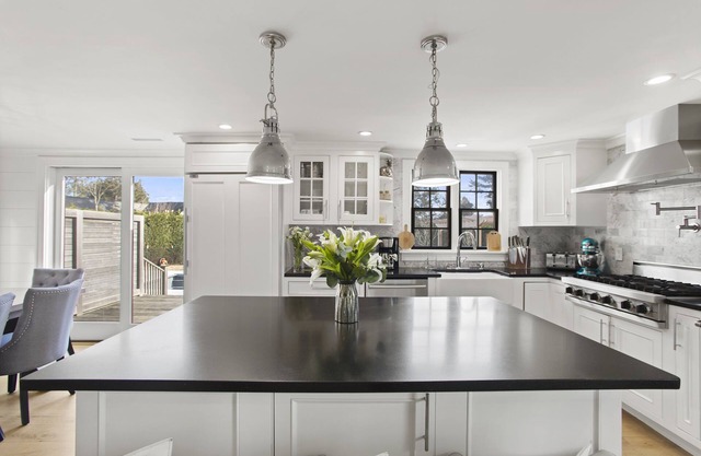 Wonderfull beach house w/amazing back yard, Pool, fire pit, Spa. Great location