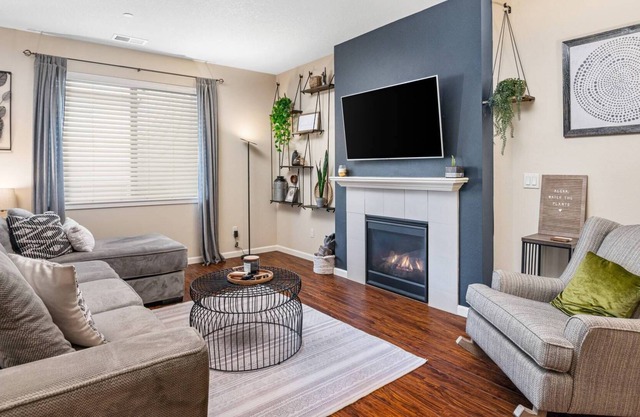 Wonderfully Appointed Suburban Home, Open Layout, Pet Friendly, Steps to Park, 5 Miles to Vancouver