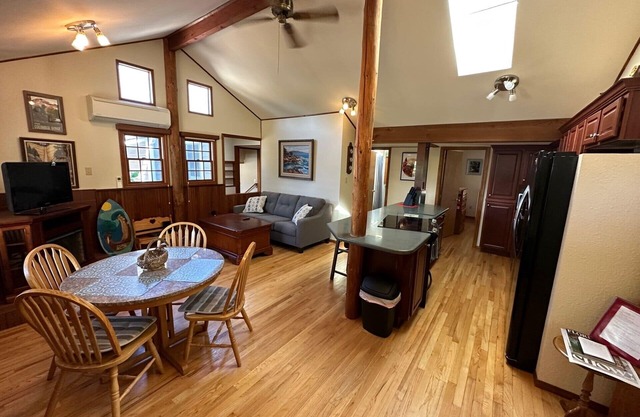 Wonderfully located near Bay Street and all the wonderful restaurants. Sauna!