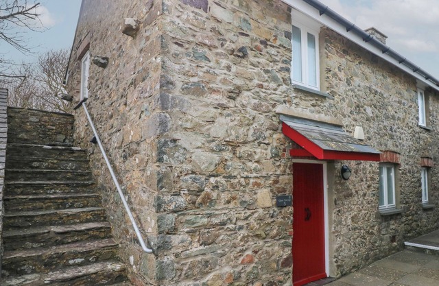 WOOD COTTAGE, family friendly, country holiday cottage in Solva