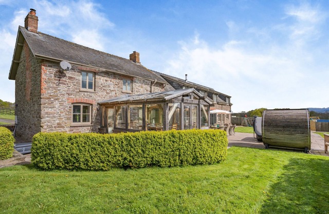 Wood Farm Barn - Six Bedroom House, Sleeps 12