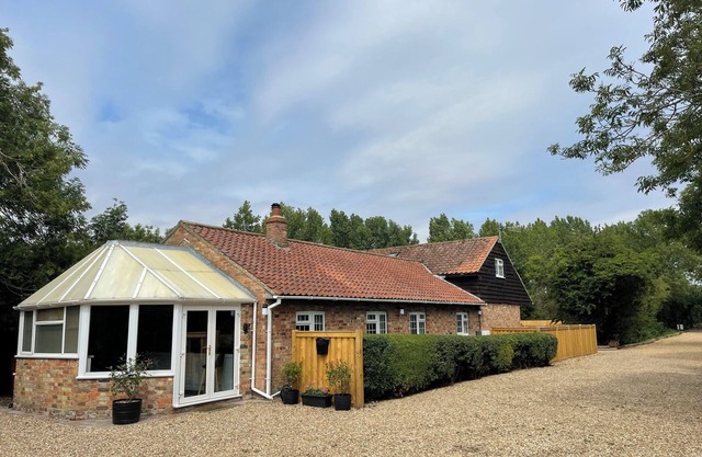 WOOD FARM COTTAGE, pet friendly, with hot tub in East Kirkby