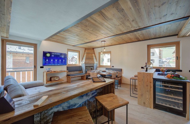 Wood House Livigno Ski in - Ski out 10m, Livigno, Italy