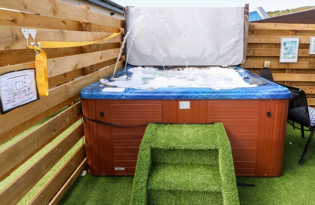 WOODBANK LODGE, romantic, with hot tub in Llanfechell