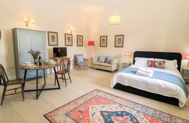 WOODCOCK STUDIO, pet friendly, with a garden in Andoversford