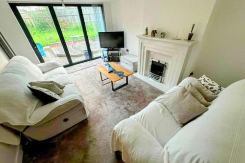 Woodcote House, 4 large bedrooms, close to WV1, JLR, M54