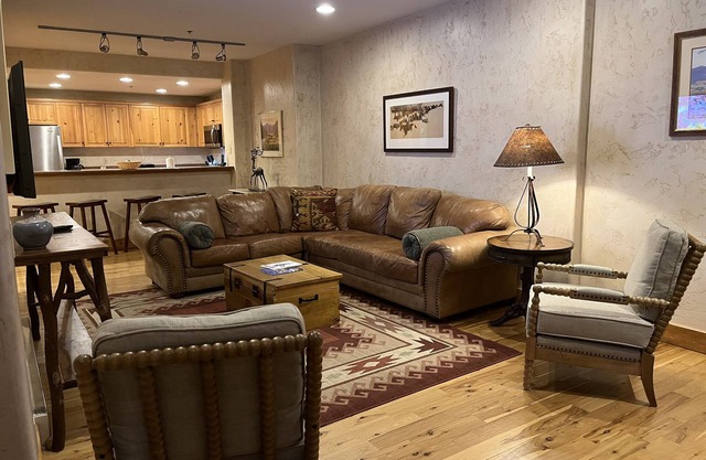 Wooded Family-Friendly 2-Bedroom Condo With Pool, Hot Tubs