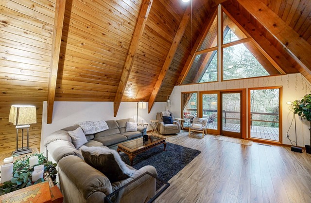 Wooded hideaway, a tranquil retreat in the heart of Beaverton with loft and WiFi