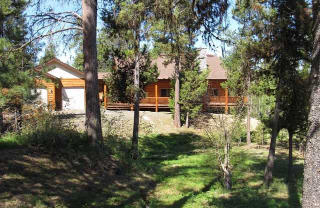 Wooded lodge with wraparound deck & fireplace -1 block to river & near town/lake