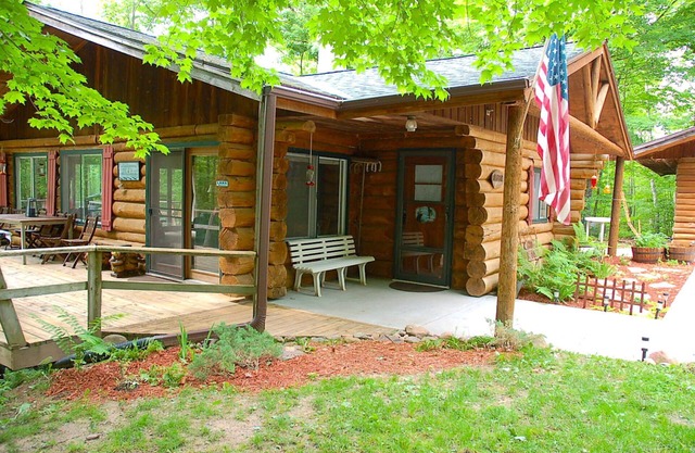 Wooded Private -True Log Cabin on Pristine Spider Lake. Pontoon/Kayak options
